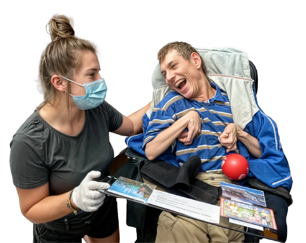 Bénévole avec un masque médicale assistant un membre assis dans une chaise élétrique.