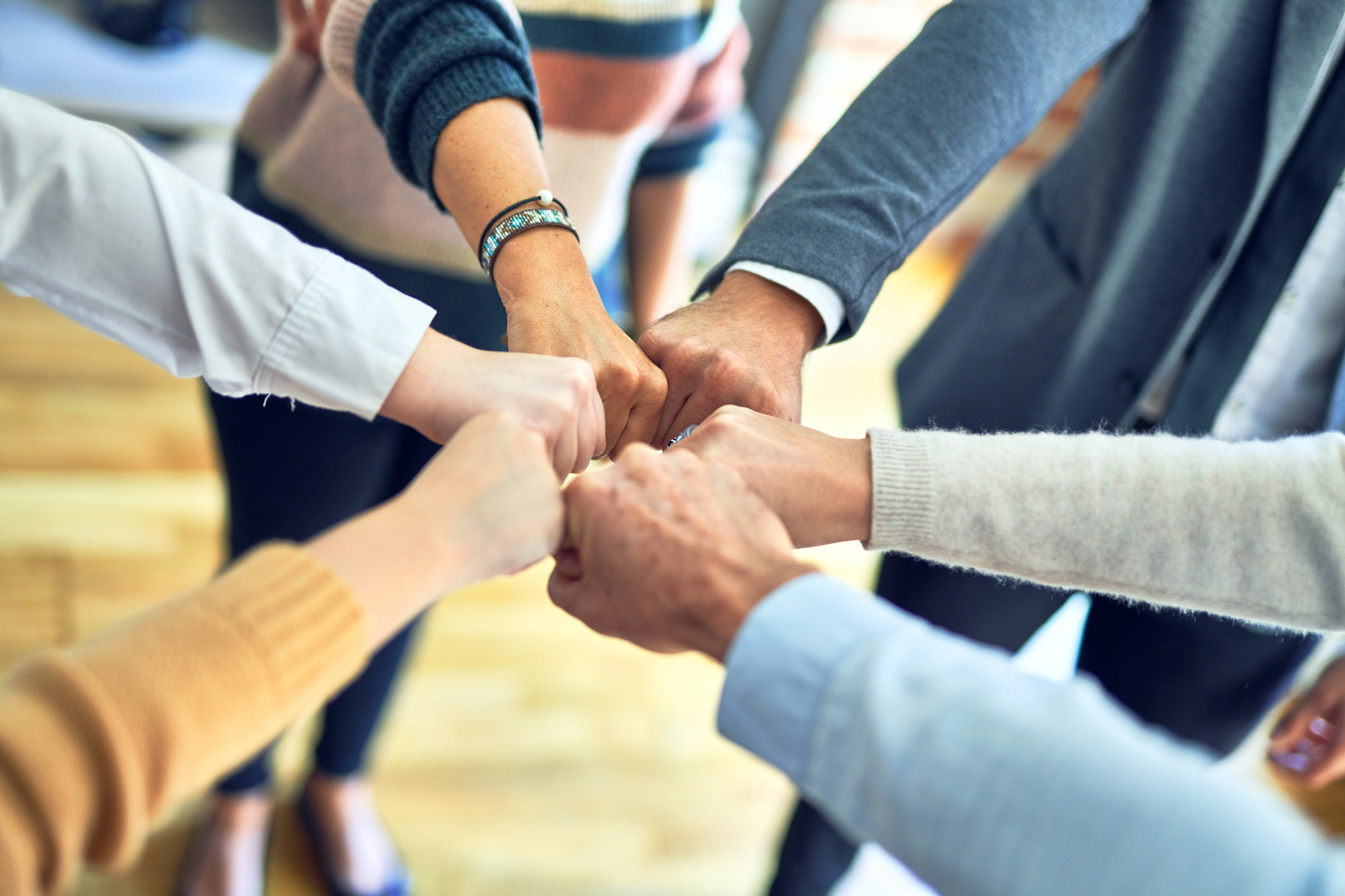 Portrait d'un groupe de 3 personnes souriantes