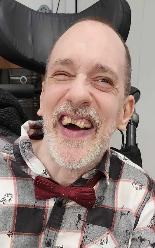 Homme souriant avec chemise et nœud papillon