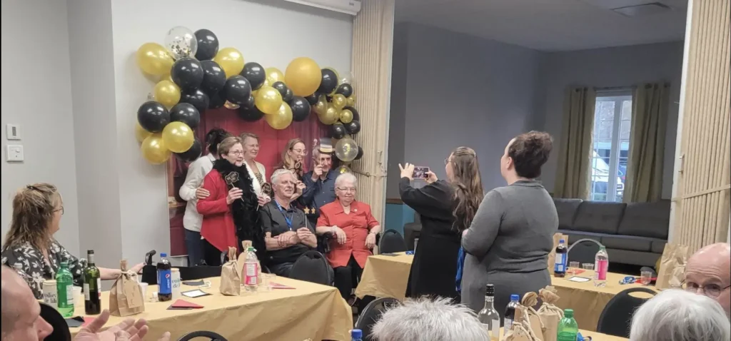 Groupe de personnes célébrant avec des ballons.