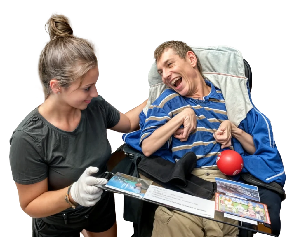 Bénévole avec une cliente en chaise électrique